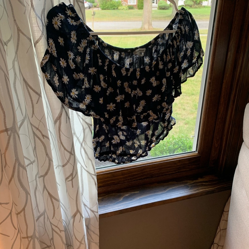 American Eagle cropped floral short sleeve shirt - Picture 9 of 9